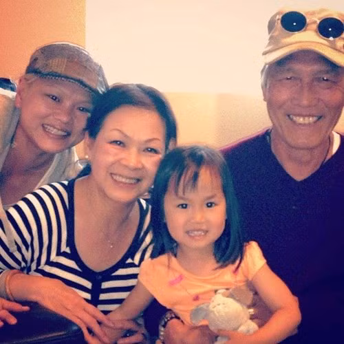  Vợ chồng Khánh Ly chụp ảnh cùng con gái và cháu. 