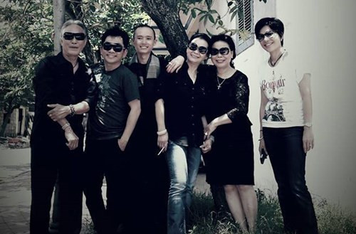  Không chỉ chấp nhận lùi về phía sau làm hậu phương cho vợ, nhà báo Nguyễn Hoàng Đan còn là người luôn chăm sóc và chia sẻ với Khánh Ly. Ông cũng không bao giờ thắc mắc về quá khứ của vợ. 