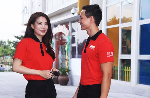  Kim Lý chia sẻ: "Dù chỉ là một việc rất nhỏ, nhưng tôi nghĩ đây cũng là niềm hạnh phúc, vì tôi được góp phần tích cực cho quê hương Việt Nam”. 