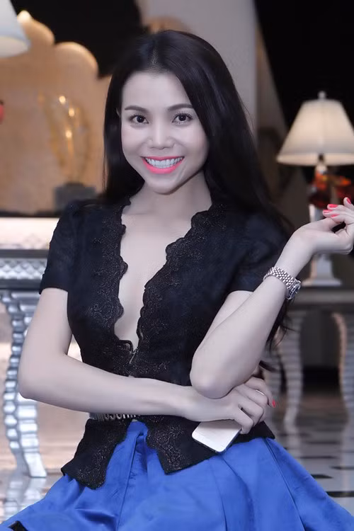 Món quà của bạn trai khiến Trà Ngọc Hằng rưng rưng vì cảm động. Cô cũng đã bày tỏ niềm hạnh phúc ấy bằng cách hát tặng bạn trai một ca khúc về tình yêu.