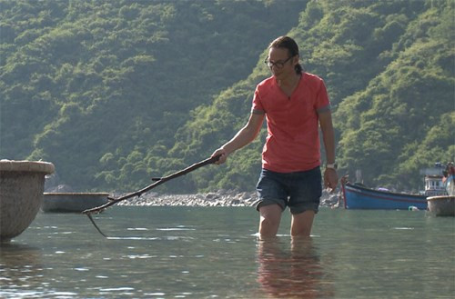 Đạo diễn Trần Lực thích thú khám phá thành phố biển xinh đẹp.