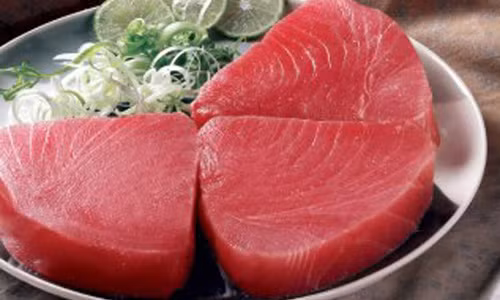 Cá ngừ. Cá ngừ chứa hàm lượng lớn biotin, cung cấp độ ẩm cho da, ngăn ngừa bong tróc, mẩn đỏ. Axit béo omega 3 DHA và EPA trong cá ngừ giúp duy trì màng tế bào, bảo vệ da và giữ nước cho da.