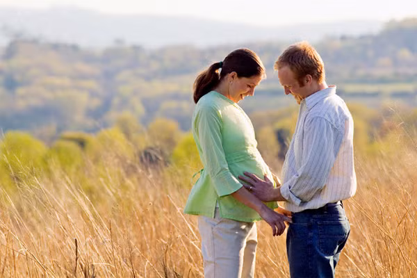 Hạn chế quan hệ tình dục. Hãy tham khảo bác sỹ để quan hệ tình dục an toàn để có thể thỏa mãn chuyện gối chăn. Tuy nhiên, các bà bầu cấm kị “yêu” qua cửa sau vì dễ tạo điều kiện cho nhiễm khuẩn ngược dòng từ đường tiêu hóa ra đường sinh dục, nguy hiểm cho thai. Tuy nhiên, một số trường hợp nên hạn chế quan hệ là có tiền sử sinh non, xảy thai; một số có bất thường về nhau bám như bám thấp, rau tiền đạo …