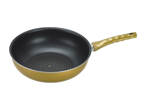 Sử dụng chảo chống dính. Đây là cách góp phần giúp bạn sử dụng ít dầu mỡ hơn vì bề mặt chảo mịn, dễ dàng láng dầu hết chảo mà chiên đồ không bị xát, vẫn đảm bảo độ ngon và giòn.