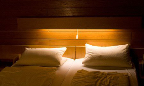 9. Để ánh đèn chiếu thẳng vào mắt. Để ánh đèn chiếu vào mát sẽ khiến tinh thần bất an, khó đi vào giấc ngủ.