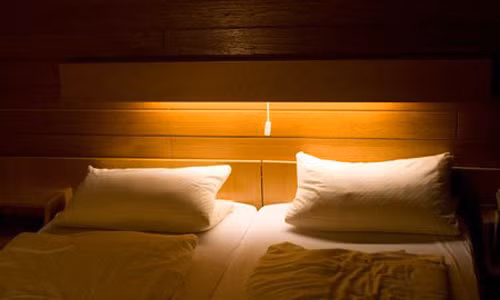 9. Để ánh đèn chiếu thẳng vào mắt. Để ánh đèn chiếu vào mát sẽ khiến tinh thần bất an, khó đi vào giấc ngủ.