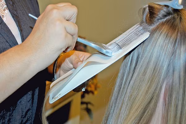 6. Bảo vệ tóc nhuộm. Nếu bạn nhuộm tóc ở nhà mà không có bất kỳ liệu pháp nào bảo vệ da tay thì hãy dùng vaseline bôi lên tay, nó có thể ngăn hóa chất thuốc nhuộm ăn vào da tay. Bôi loại kem này vào tóc trước khi nhuộm cũng làm cho tóc được mềm và bảo vệ màu tóc tốt hơn.