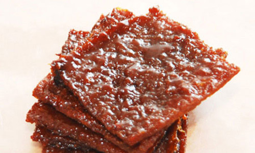 Thịt sấy khô Bakkwa. Đây là một món thịt sấy khô ở dạng lát mỏng có vị ngọt và mặn, gần giống như món bò khô. Thông thường Bakkwa được làm từ thịt heo nhưng cũng có thể làm từ thịt bò, thịt gà hay hải sản.