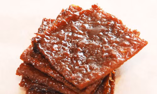 Thịt sấy khô Bakkwa. Đây là một món thịt sấy khô ở dạng lát mỏng có vị ngọt và mặn, gần giống như món bò khô. Thông thường Bakkwa được làm từ thịt heo nhưng cũng có thể làm từ thịt bò, thịt gà hay hải sản.