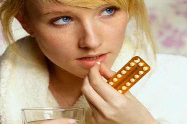 5. Thuốc phải uống trong vòng 24 giờ sau quan hệ. Phụ nữ nhầm tưởng cụm từ “morning after pill” ( viên uống sáng hôm sau) trên bao bì. Hai loại thuốc tránh thai khẩn cấp hiện có trên thị trường vẫn có tác dụng dù được uống tới 3 – 5 ngày sau cuộc “yêu” không an toàn.