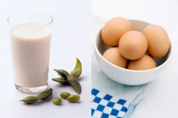 Mẹ nhớ quy tắc không cho con uống sữa đậu nành cùng trứng, thuốc, đường nâu. Không cho trẻ uống khi đang đói. Chỉ cho con uống không sữa đậu nành đã được đun sôi để ngăn nguy cơ ngộ độc do loại thực phẩm này gây nên.