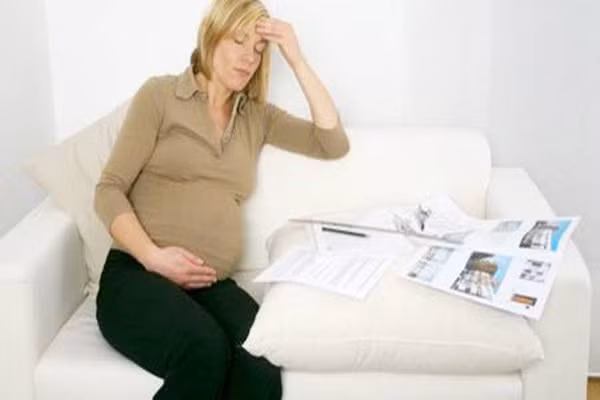 Không tắm nếu bị hạ huyết áp. Chẳng những nguy hiểm cho người bình thường, đối với bà bầu lại càng nguy kịch. Khi cơ thể bị mệt mỏi, huyết áp giảm, tắm với nước ấm sẽ làm cho các mạch máu trong cơ thể người mẹ đã mở rộng hơn, lượng máu truyền đến não của người mẹ cũng như dinh dưỡng cho em bé là không đủ, có thể dẫn đến hậu quả khôn lường.