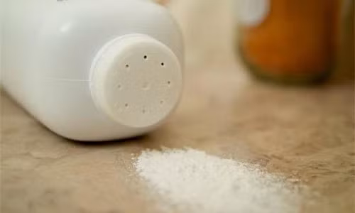 Phấn phủ kiềm dầu. Sử dụng một cây cọ lớn, nhúng phấn rôm và phẩy nhẹ lên mặt sau khi trang điểm xong, phấn rôm có thể hoạt động như một lớp phấn bột kiềm dầu trong trường hợp chẳng may bị hết. Tuy nhiên bạn nên lấy rất ít phấn rôm để không bị trắng mặt.