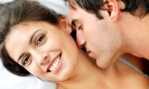 6. Cô ấy biết "chiều" chồng. Nếu như phụ nữ khao khát một người đàn ông biết khơi dậy cảm hứng gối chăn cho mình thì điều mọi ông chồng đều âm thầm mong muốn là một người vợ có thể lên giường bất cứ khi nào họ khao khát. Điều tối kỵ vớ các đức lang quân là bị vợ từ chối "chuyện ấy". Trái lại, được ở bên người vợ luôn hiểu được mọi tâm tư, nguyện vọng của họ, nhất là trong chuyện gối chăn, họ cho đó là điều mang lại hạnh phúc lớn nhất.