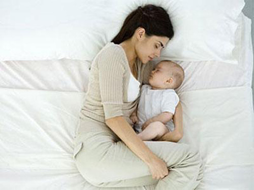 5. Phụ nữ cầu toàn. Nghiên cứu của các nhà khoa học đến từ Đại học Michigan (Mỹ) phát hiện có rất nhiều bà mẹ quá lo lắng về việc người khác đánh giá liệu họ có phải là một người mẹ đủ tốt hay chưa. Những kỳ vọng và áp lực không thực tế của dư luận xã hội có thể ảnh hưởng tiêu cực đến sức khỏe tâm thần phụ nữ