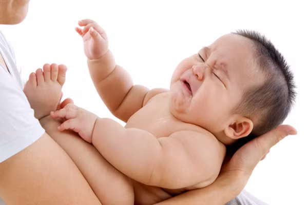 Hỗ trợ giao tiếp. Nếu bé không khóc, bạn khó có thể biết em bé của bạn cần gì. Mức độ mỗi lần bé khóc sẽ thể hiện nhu cầu khác nhau. Có thể là cô cậu nhóc đang đói, cần thay tã, quá nóng hoặc lạnh hay chỉ đơn giản cần mẹ ôm ấp vỗ về.