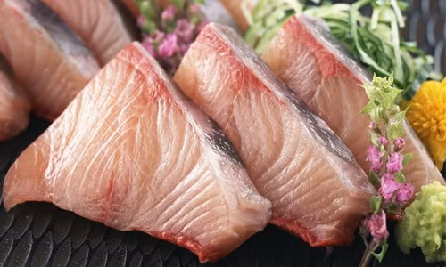 7. Cá đông lạnh cũng có giá trị dinh dưỡng ngang bằng cá tươi. Nhiều người cho rằng cá đông lạnh thì sẽ không có giá trị dinh dưỡng bằng cá tươi. Tuy nhiên thực tế thì cá sau khi được đánh bắt, nếu được ướp lạnh ngay trong thời gian ngắn thì vẫn còn nguyên giá trị dinh dưỡng không kém cá tươi.