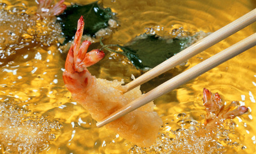 Không đổ thêm dầu khi đang chiên. Trong quá trình chiên tránh thêm dầu ăn giữa chừng, việc làm này sẽ giảm nhiệt độ sôi, ảnh hưởng tới độ giòn của món ăn.