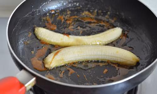 Bước 5: Bỏ chuối vào chiên đều hai mặt cho đến khi thấy chuối ngấm và mềm là được.