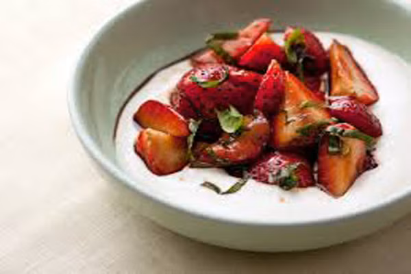 Kem pho mát trộn các loại quả mọng. Quả ngọt cung cấp chất xơ và chất chống oxy hóa, tăng cường trí não phát triển cộng với kem pho mát chứa đầy protein và canxi tăng trưởng chiều cao của bé. Bé sẽ rất yêu thích món ăn màu sắc nhiều dinh dưỡng này.