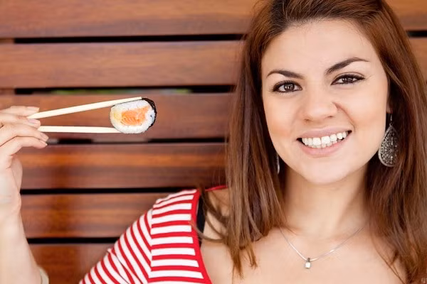 Người Nhật đã ăn sushi từ giữa thế kỷ 20 và bây giờ nó trở thành món ăn nhanh ở mọi lúc, mọi nơi dễ dàng. Hầu hết các nhà hàng cung cấp shushi đều tuyên bố nó rất tốt, thế nhưng nó cũng ẩn chứa vô số mối nguy hiểm cho sức khỏe của bạn. Phụ thuộc vào việc bạn ăn bao nhiêu và sự hiểu biết về các thành phần dinh dưỡng sẽ giúp bạn chọn được loại shushi yêu thích và an toàn cho sức khỏe.