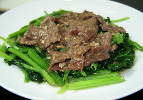 Với món ăn có cả thịt và rau, bạn nên tăng lượng rau thêm 1/3 và giảm lượng thịt xuống ⅓. Việc này vừa không làm ảnh hưởng đến chất lượng món ăn lại vừa giúp bạn giảm bớt lượng thịt - đồng thời giảm lượng chất béo một cách đáng kể.