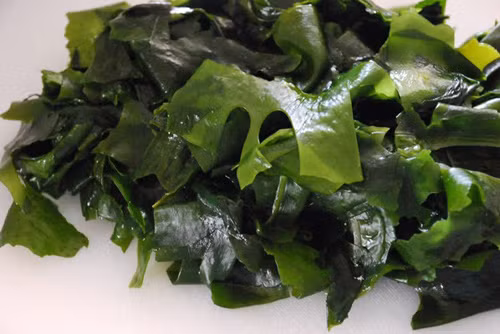 Tóc. Có rất nhiều loại thực phẩm có tác dụng chăm sóc và bảo vệ cho mái tóc. Tuy nhiên đã bao giờ bạn nghe thấy việc dùng tảo bẹ để làm đẹp cho tóc chưa. Các chuyên gia dinh dưỡng tin rằng tảo bẹ không những chỉ có tác dụng cung cấp i ốt cho cơ thể mà nó còn đóng vai trò quan trọng trong việc giúp tóc tăng trưởng tốt và dưỡng ẩm hiệu quả cho tóc. Ngoài ra, bạn cũng có thể dùng hạt mè đen để làm tóc đen hơn, dùng gừng để tóc mau dài và quả óc chó để tóc luôn sáng bóng.