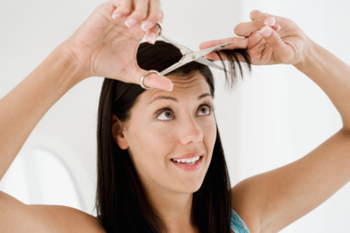 Cắt tóc 2 tháng/lần: Các chuyên gia về tóc khuyến cáo, bạn nên cắt tóc thường xuyên từ 1,5- 2 tháng/ lần. Điều này đặc biệt cần thiết cho những người sở hữu một mái tóc khô, hoặc quá thường xuyên tiếp xúc với ánh nắng mặt trời.