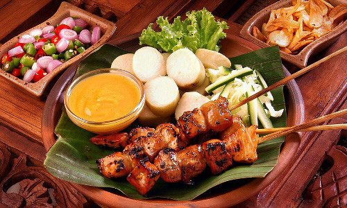 Thịt xiên Satay. Món ăn này thường được làm từ thịt gà, thịt bò hoặc cừu. Thịt xiên vào que xiên nhỏ, và nướng trên than củi cháy rực để có dư vị cháy và mùi thơm ngào ngạt đặc trưng. Món ăn này thường dùng với tương ớt và nước xốt đậu phộng ngọt, và được ăn kèm với hành thái nhỏ, dưa leo và ketupat (một loại bánh gạo Mã Lai được bọc trong những tấm lá dừa).