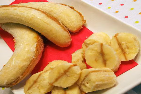 Chuối ướp hạnh nhân lạnh. Mẹ hãy bỏ đôi quả chuối sau đó rắc một ít hạnh nhân hoặc đậu phộng, rưới thêm một ít dầu từ các loại hạt, sau đó gói quả chuối kín lại, bỏ vào ngăn mát của tủ lạnh. Vậy là con bạn đã có một món chuối ướp lạnh thơm ngon béo ngậy. Đây là món ăn sáng phổ biến của trẻ em Mỹ, nó chỉ dưới 200 calo và mẹ sẽ không phải lo lắng con mình hấp thu quá nhiều chất béo.