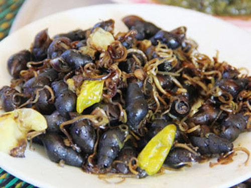 Đối với ốc, có thể sử dụng nước vo gạo ngâm ốc khoảng 1 - 2 tiếng, chất bùn trong miệng ốc sẽ tự động nhả ra.