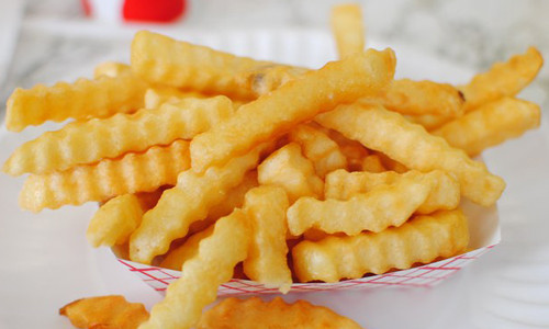 7. Dừng sử dụng đồ ăn nhanh. Hãy từ bỏ thói quen sử dụng đồ ăn nhanh và thay vào đó, bạn nên tự nấu nướng hoặc tham gia một khóa học nấu ăn. Nếu bạn có gia đình thì đây là cách bạn F5 bản thân vô cùng hoàn hảo. Còn nếu bạn vẫn là cô nàng độc thân thì hãy tin rằng chắc chắn sẽ có rất nhiều anh chàng để ý tới bạn. Chưa kể là việc tự nấu nướng còn giúp bạn tiết kiệm tiền nữa.