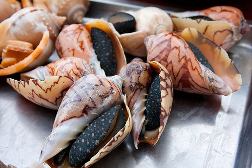 Cách thứ 3 là lấy một ít mẻ trộn đều với ốc rồi đem luộc, ốc sẽ nhả sách bùn đất và không còn vị tanh.