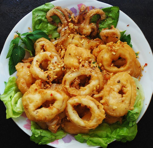 Tránh chiên quá nhiều. Tránh cho nhiều thực phẩm vào chiên cùng lúc, làm như thế món chiên của bạn sẽ thấm rất nhiều dầu và không giòn được. Thay vào đó nên cho từng ít một vào chiên, để đảm bảo thực phẩm luôn ngập trong dầu.