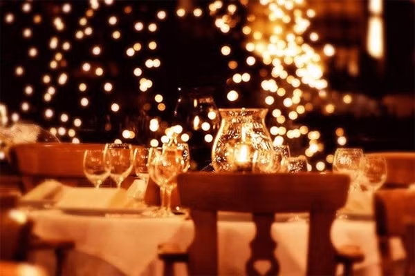 Ánh sáng nhân tạo có thể làm thay đổi đồng hồ sinh học. Ánh sáng nhân tạo, cho dù thắp bằng một ngọn đèn, ti vi hoặc thậm chí là điện thoại sẽ tạo ra “luồng gió mới” trước giờ đi ngủ, làm cho đồng hồ sinh học của con người nhận diện sai thời gian chính xác vốn có cần dành cho việc ngủ và nghỉ ngơi.