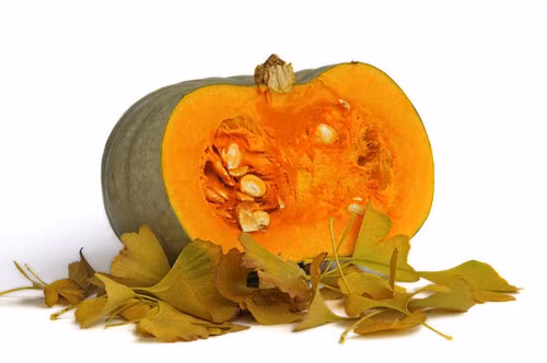 Bí ngô. Bí ngô là loại quả phổ biến trong mùa đông, bí ngô có chứa nhiều chất carotenoids giúp bảo vệ sức khỏe tim mạch. Ngoài ra, trong bí ngô cũng có chứa chất chống ô-xy hóa, chính vì vậy mà nó được coi là một loại thực phẩm chống viêm có thể ngăn chặn tất cả các nguy cơ bệnh tật xâm nhập vào cơ thể khi trời chuyển lạnh.