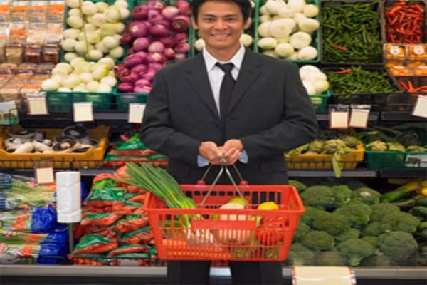 2. Thực phẩm khô chỉ nên chọn loại nhiều nhất 4 thành phần. Bạn nên tiết kiệm thời gian đứng hàng giờ mà không biết chọn loại đồ chế biến sẵn nào thực sự bổ dưỡng. Có một nguyên tắc nhỏ để xem xét kỹ thành phần các chất trong các loại đồ khô này.