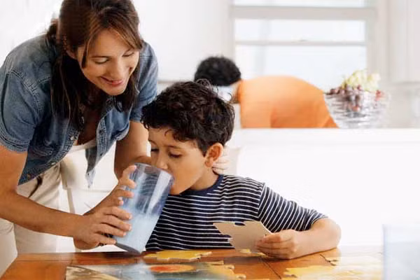 Ở vấn đề này, mẹ hãy theo dõi bảng dinh dưỡng theo từng độ tuổi cho bé và rút bớt thực đơn hàng ngày để con có thể thèm sữa. Nguyên do nặng hơn dẫn đến trẻ từ chối uống sữa như bị ốm, mệt mỏi, viêm loét, nhiệt miệng, tiêu hóa kém có thể dễ chữa hơn khi trẻ đã qua gia đoạn mệt mỏi.