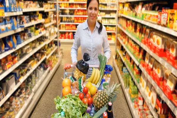 1. Giỏ hàng của bạn nên có ít nhất 5 màu. Nghiên cứu cho thấy màu sắc của trái cây và rau quả mang lại nhiều lợi ích tuyệt vời trong việc phòng chống bệnh ung thư, thần kinh và đột quỵ. Bạn chỉ nên lựa chọn ba mục sản phẩm tươi theo mùa và 3 mặt hàng đông lạnh.