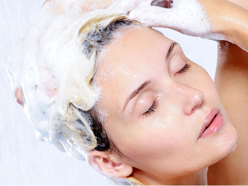 Tránh gội đầu bằng nước nóng.