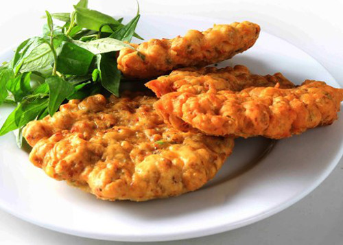 Hến chiên bột. Thịt hến mềm, ngọt được bao bọc một lớp bột vàng ươm giòn rụm bên ngoài, thêm cái cay cay của tương ớt đem lại hương vị rất lạ miệng cho người thưởng thức.