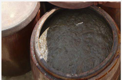 Mắm rươi. Loại mắn này nổi tiếng ở Trà Vinh. Mắm được làm đơn giản từ rươi, muối ăn và nước sạch. Để có được thành phẩm đặc biệt, thơm ngon thì mắm rươi phải được làm theo tỉ lệ chuẩn giữa muối: rươi: nước là 5:1:4, sau đó bịt miệng hũ lại nhưng không được đậy quá kín, đem phơi nắng từ 10-15 ngày là có thể sử dụng được.