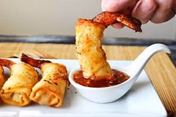 Thay thế bằng hải sản. Trẻ em ngày nay đã quá quen thuộc với những món như đùi gà chiên giòn, hamburger, sandwich, xúc xích nướng và thường xuyên nằng nặc đòi mẹ làm các món này ở nhà. Mẹ hãy dùng mẹo thay những tỏi gà bằng tôm bóc vỏ chiên xù. Bé sẽ bị đánh lừa con mắt bởi lớp bột xù bên ngoài