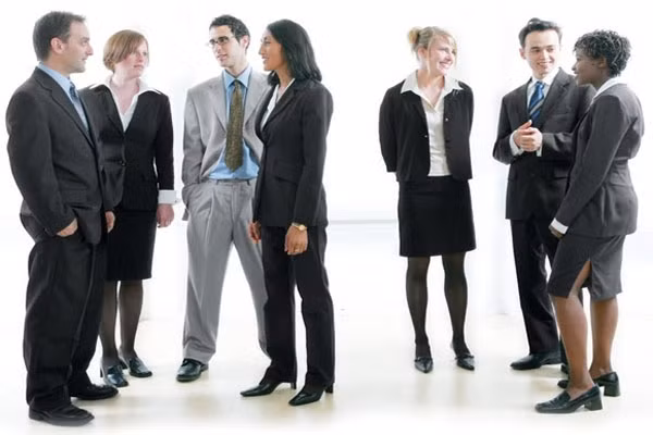 Giao thiệp rộng. Nghiên cứu cho thấy những người chủ động giao thiệp rộng rãi với người khác thể hiện mức độ khôn ngoan hơn hẳn những người tự ti chui vào vỏ ốc. Cho dù đó là kết giao trên mạng xã hội hay ngoài đời thực.