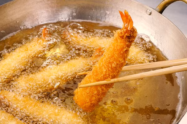 Trans Fats. Là axít béo chuyển hóa, axít béo dạng trans hay axít béo đồng phân nhân tạo; hoặc có thể hiểu nôm na là dầu mỡ dùng đi dùng lại nhiều lần. Các nhà sản xuất bỏ thêm chất này nhằm tăng thời hạn sử dụng cho thực phẩm.