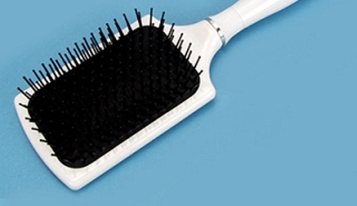 Không sử dụng lược quá dày, lược làm bằng kim loại.