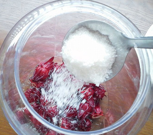 Sau đó rải một lớp đường lên trên. Cứ làm thế cho đến hết rồi đóng chặt nắp lại, để nơi thoáng mát.