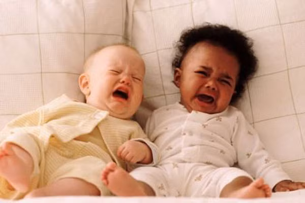 Tầm quan trọng của tiếng khóc đầu tiên. Đây là âm thanh đầu tiên người mẹ chờ đợi để nghe suốt thời gian mang bầu. Nó không chỉ đánh dấu sự xuất hiện của em bé trong cuộc sống của bạn, mà còn giúp em bé có thể thở và nở phổi đón không khí bên ngoài.