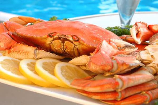 Cần chú ý tới chế độ ăn uống, sinh hoạt, tránh ăn các đồ có chất đạm nhiều như thịt chó, hải sản, mắm tôm… Tránh tiếp xúc với các hóa chất dễ gây dị ứng, mỗi người dị ứng với từng loại hoá chất khác nhau nên bản thân cần tự phát hiện được mình đang bị dị ứng với cái gì, loại gì cái để tự phòng tránh cho bản thân.