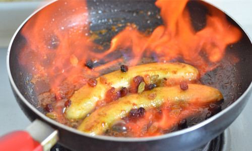 Bước 7: Công đoạn này cần làm nhanh tay vì rượu rum sẽ làm chảo có lửa bốc lên trông rất đẹp mắt, tuy nhiên bạn nhớ là phải cẩn thận để không bị bỏng.